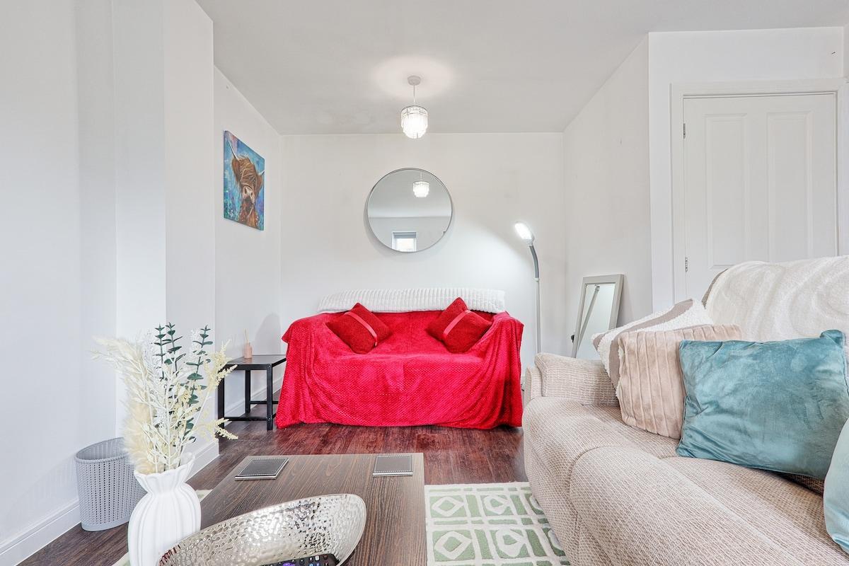 Modern 3BR Stay | Quiet St | Free Parking | WiFi3
