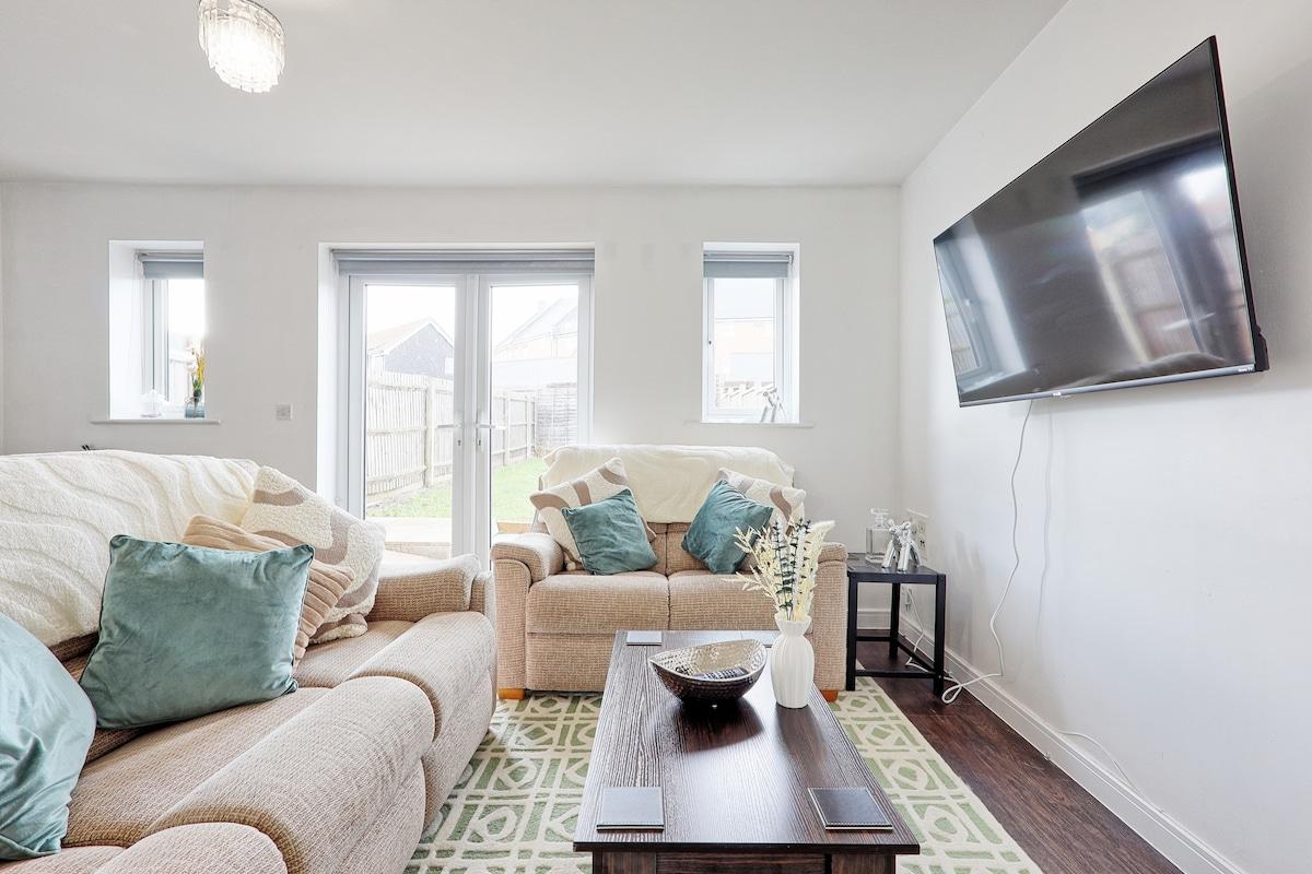 Modern 3BR Stay | Quiet St | Free Parking | WiFi4
