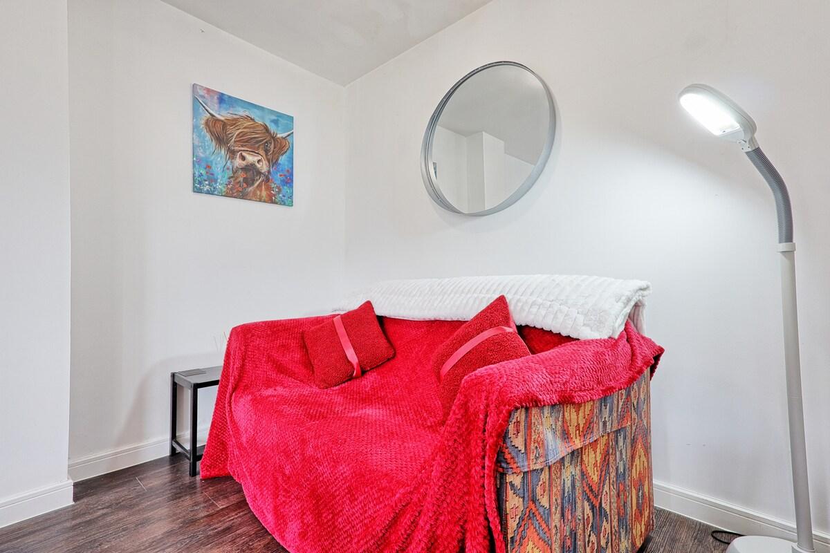 Modern 3BR Stay | Quiet St | Free Parking | WiFi5