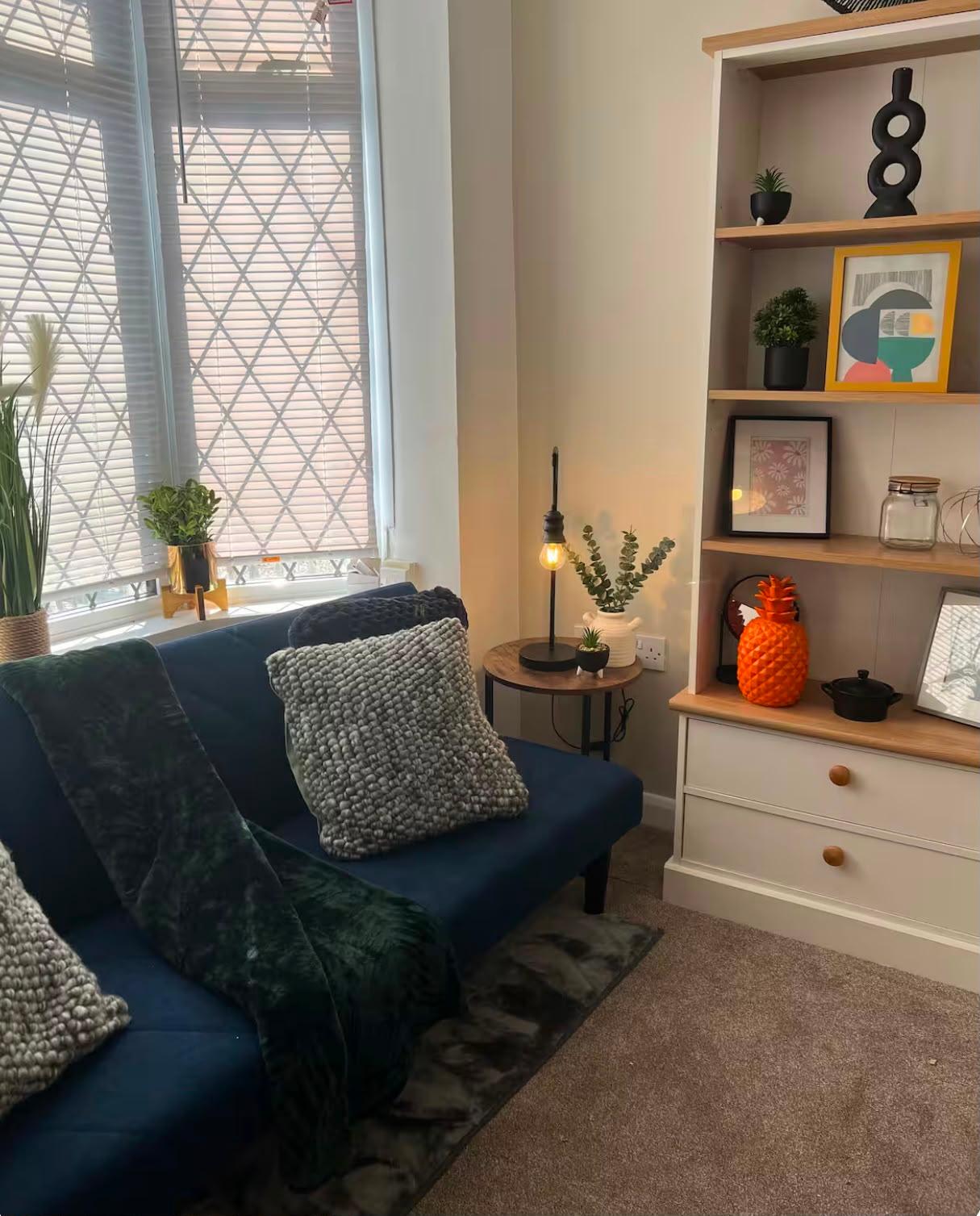 Charming 2 Bedroom Home in West Hull- Free Parking