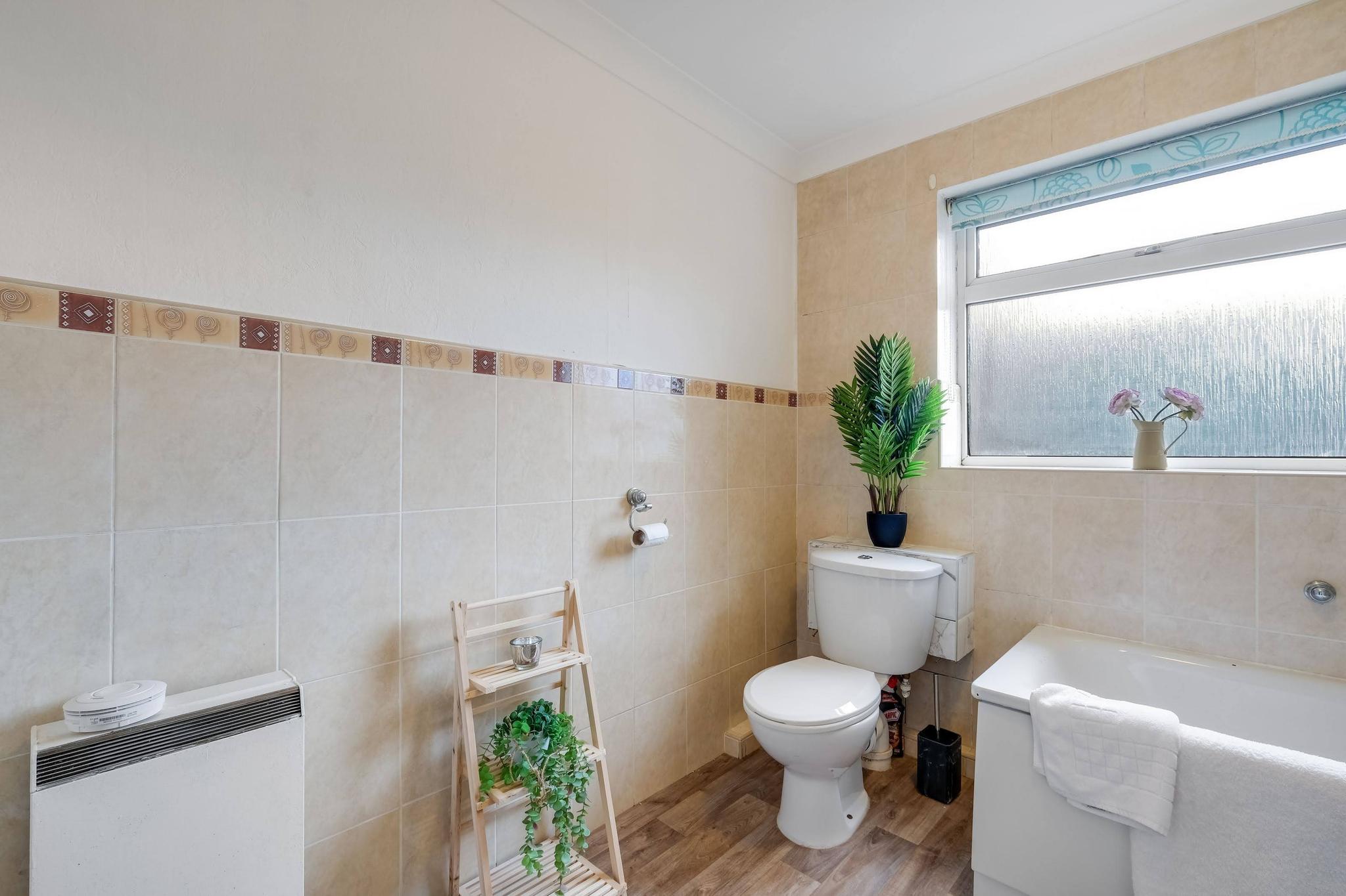 Bourne Court Attractive 1 bedroom Apt by MDPS6