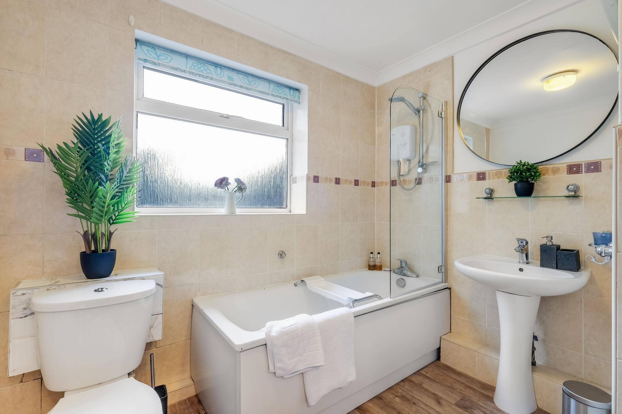 Bourne Court Attractive 1 bedroom Apt by MDPS5