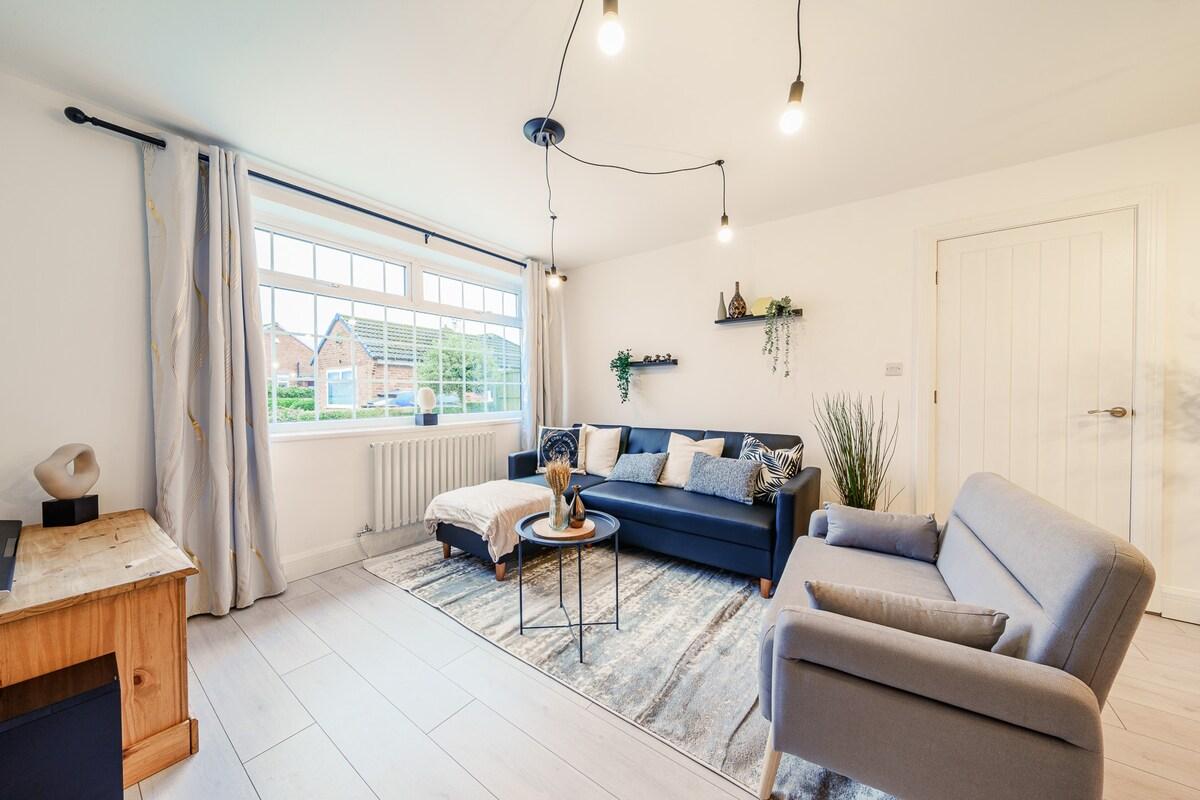 Stylish 6BR Home | Sleeps 12 | Free Parking-Garden