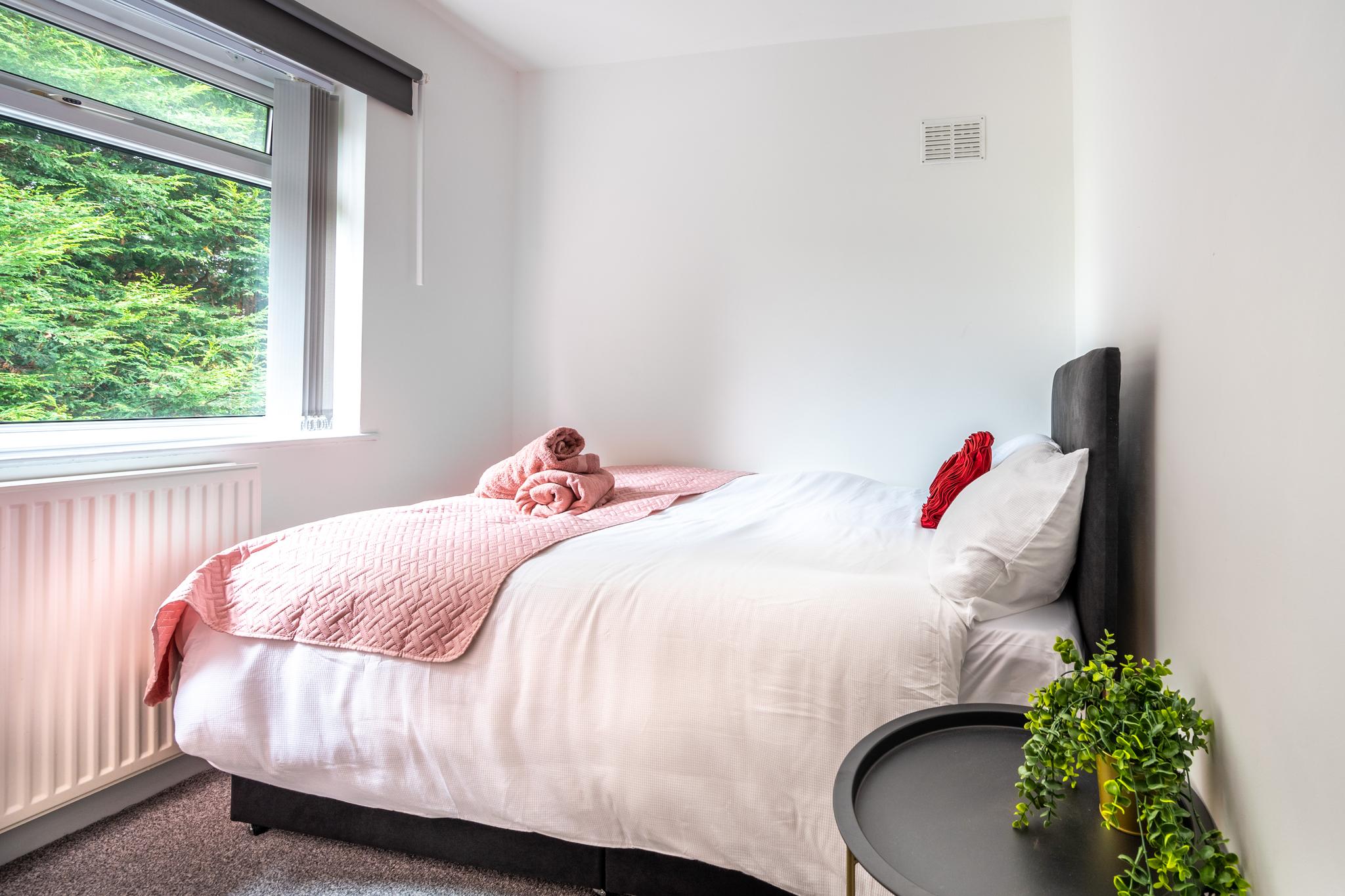 3BR House Old Trafford with Parking2