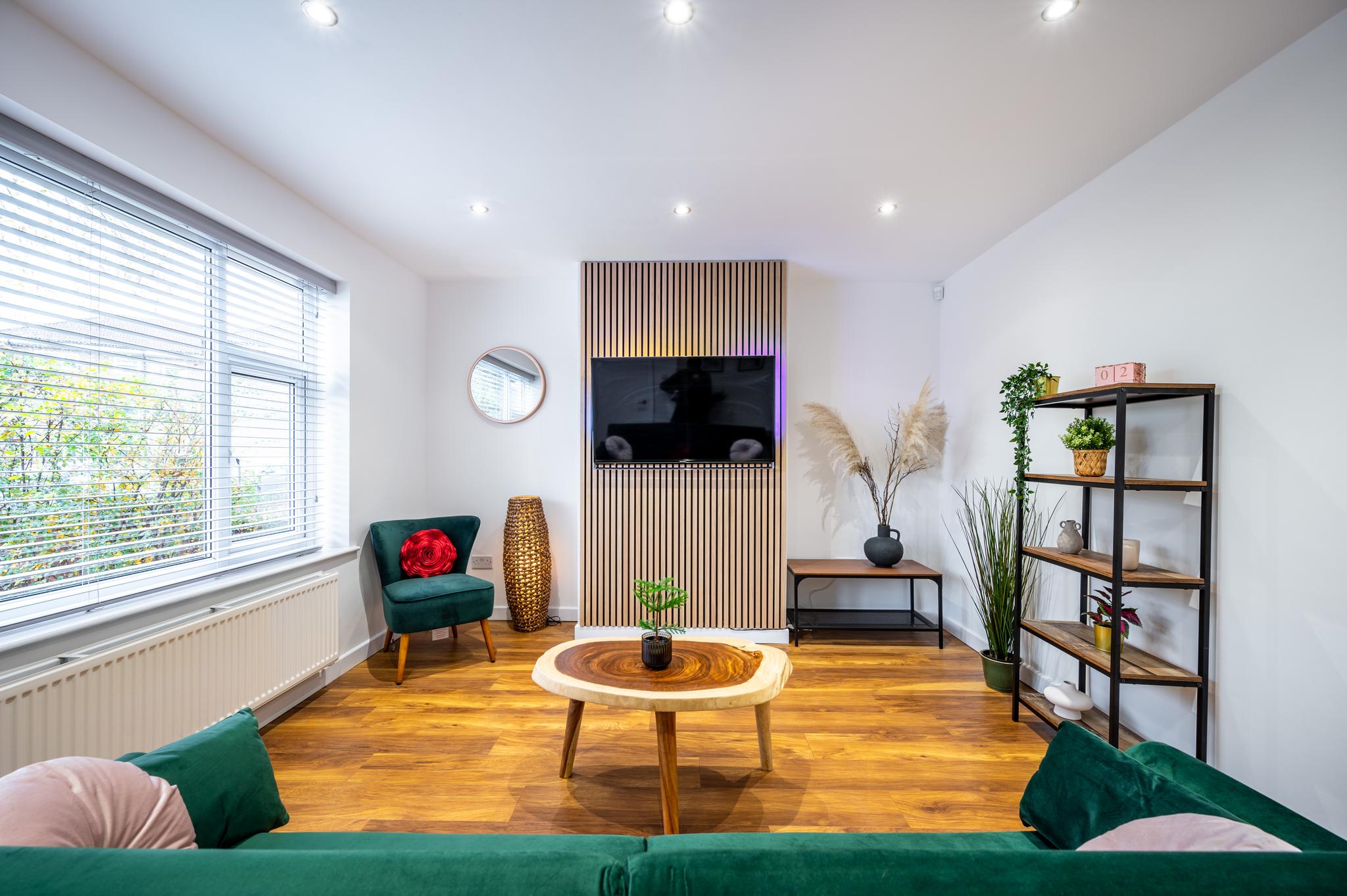 3BR House Old Trafford with Parking