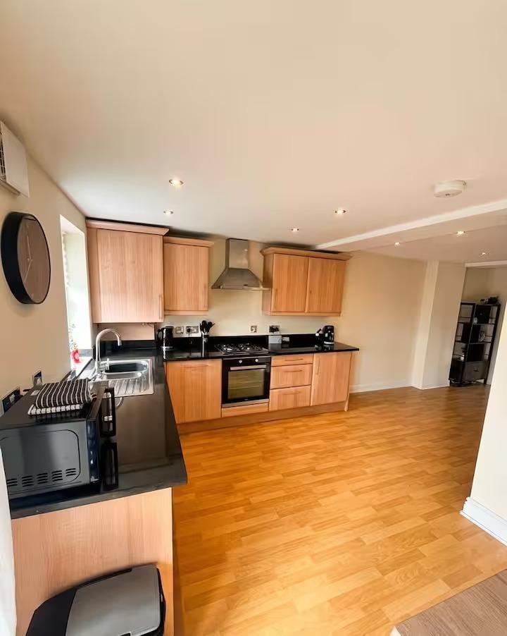 5BR Comfy Nest Short Term Rental Derby | Parking2