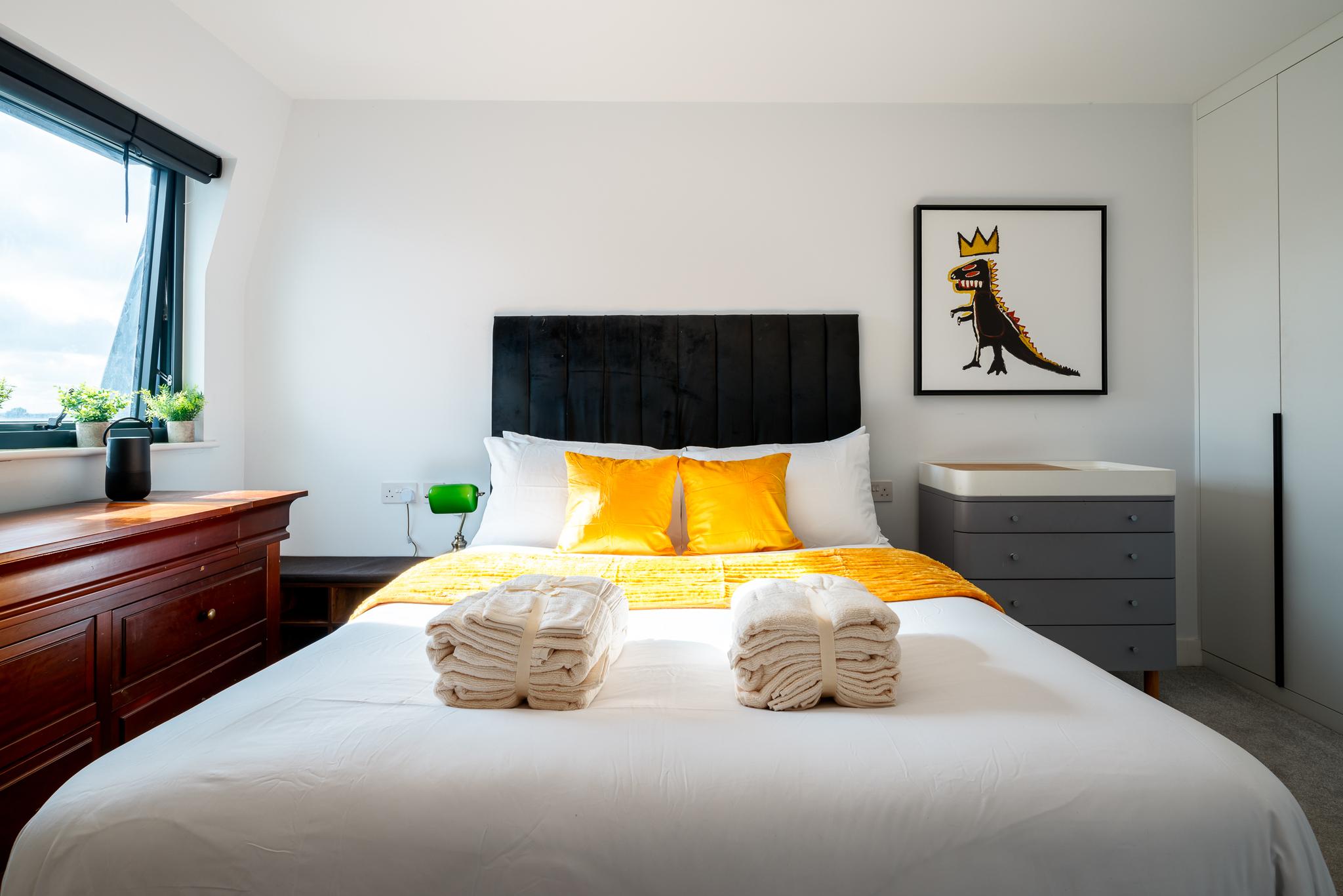 Stylish 2 Bed Apartment in Watford with Balcony3