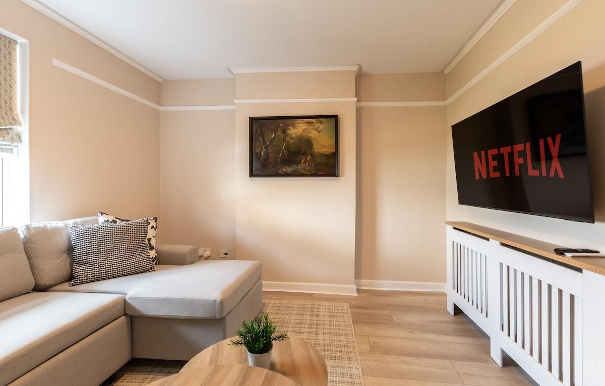 Stylish City House | Sleeps 6 | Parking