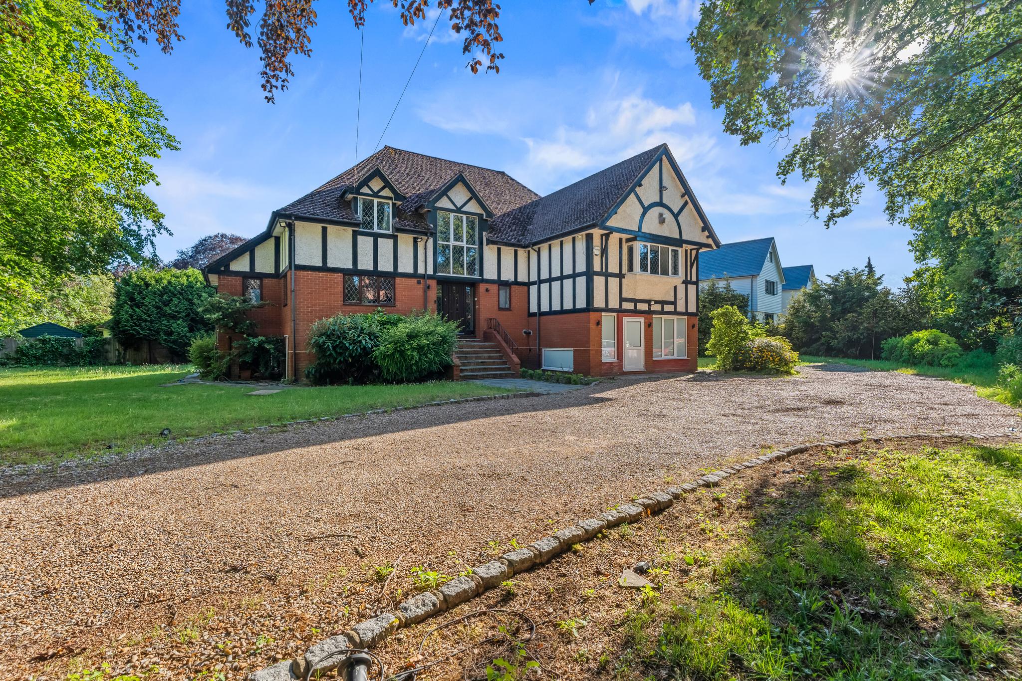 Family 6 Bed | Gated Parking, Sleeps 11, Ascot