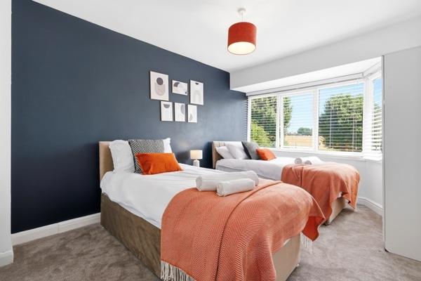 Auburn 4 BR Park House | Sleeps 9 | Near NEC