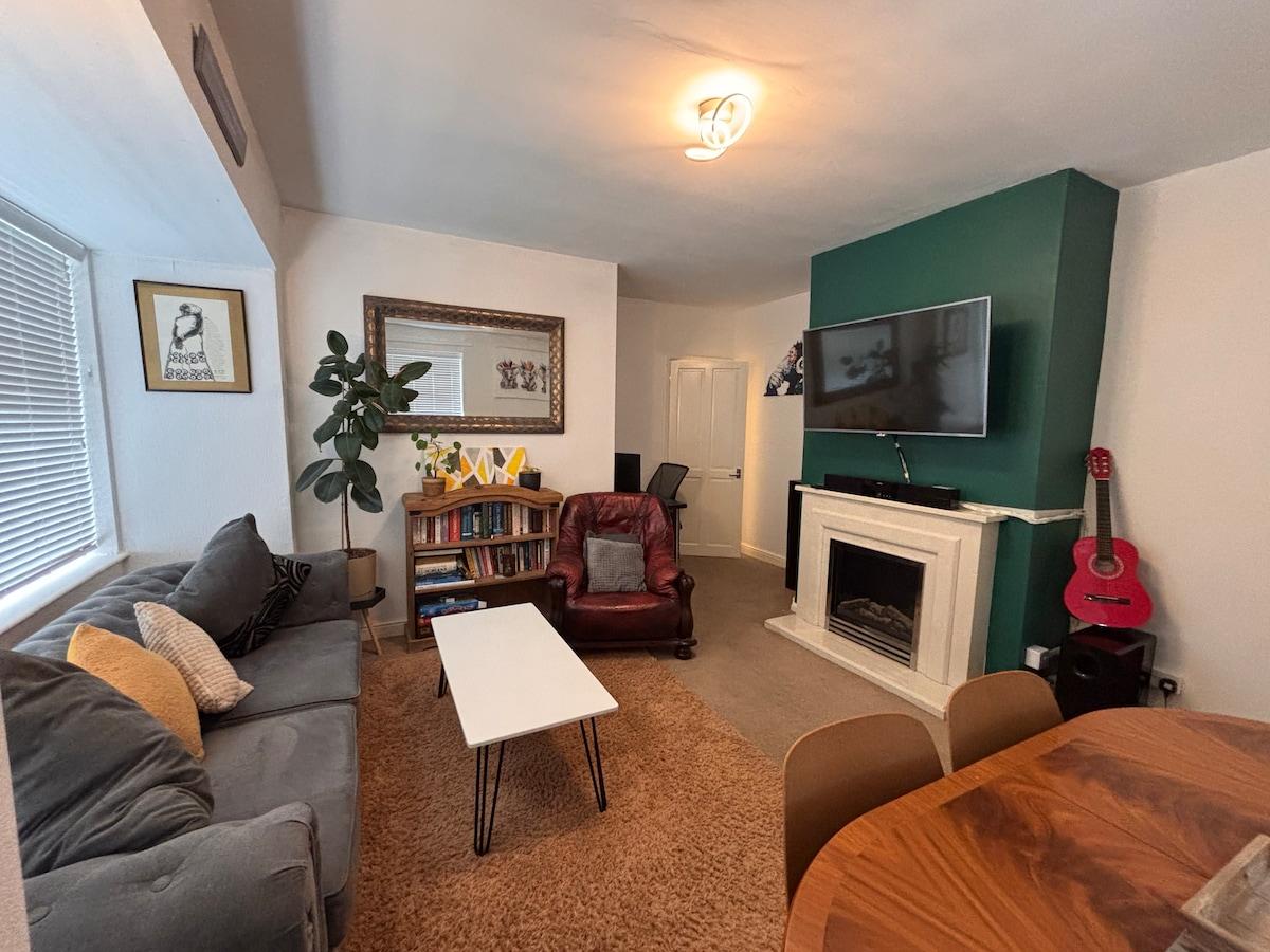 2 bedroom flat | Free Parking | Airport 10 Min