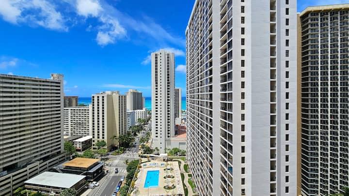 One Bedroom Condo in Waikiki Banyan3