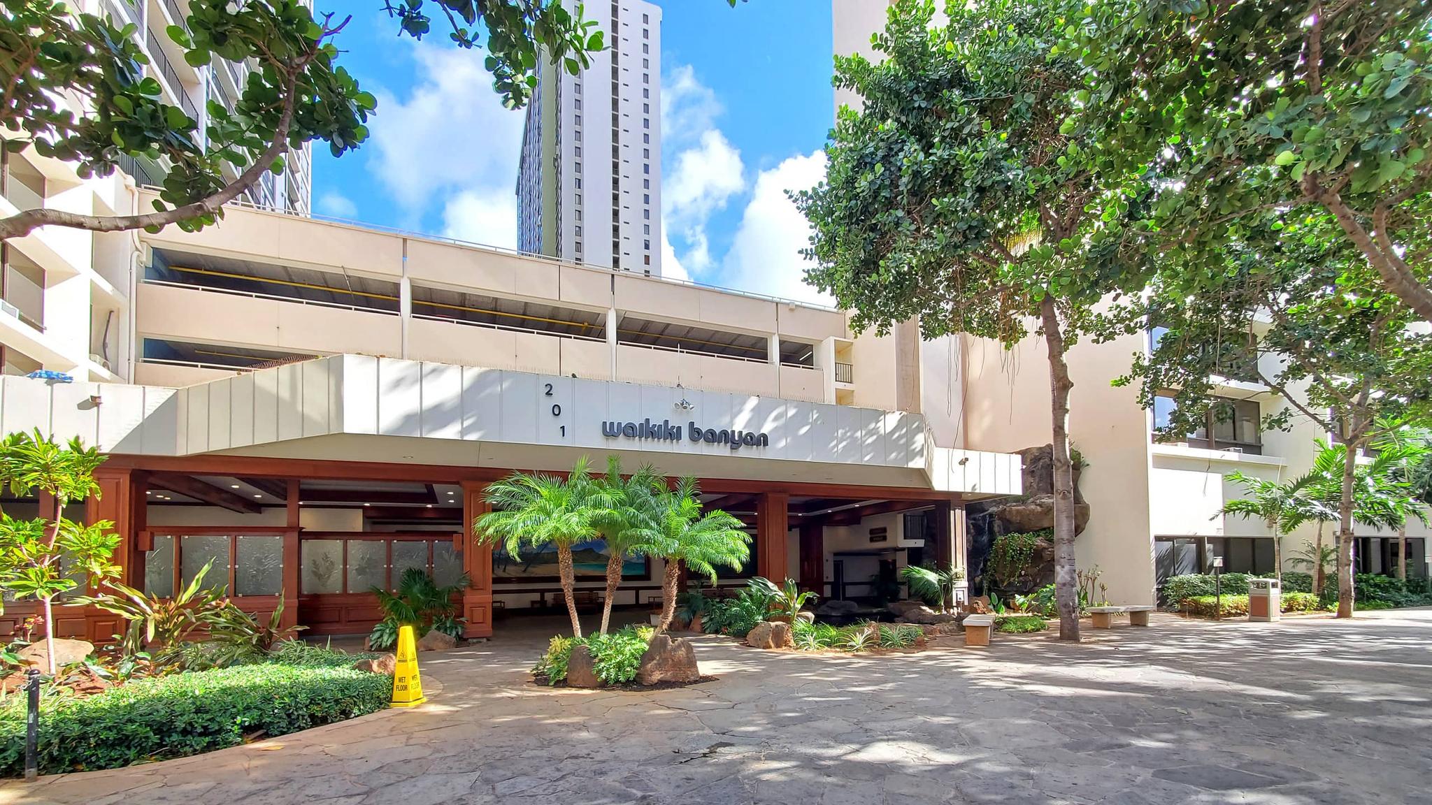One Bedroom Condo in Waikiki Banyan2
