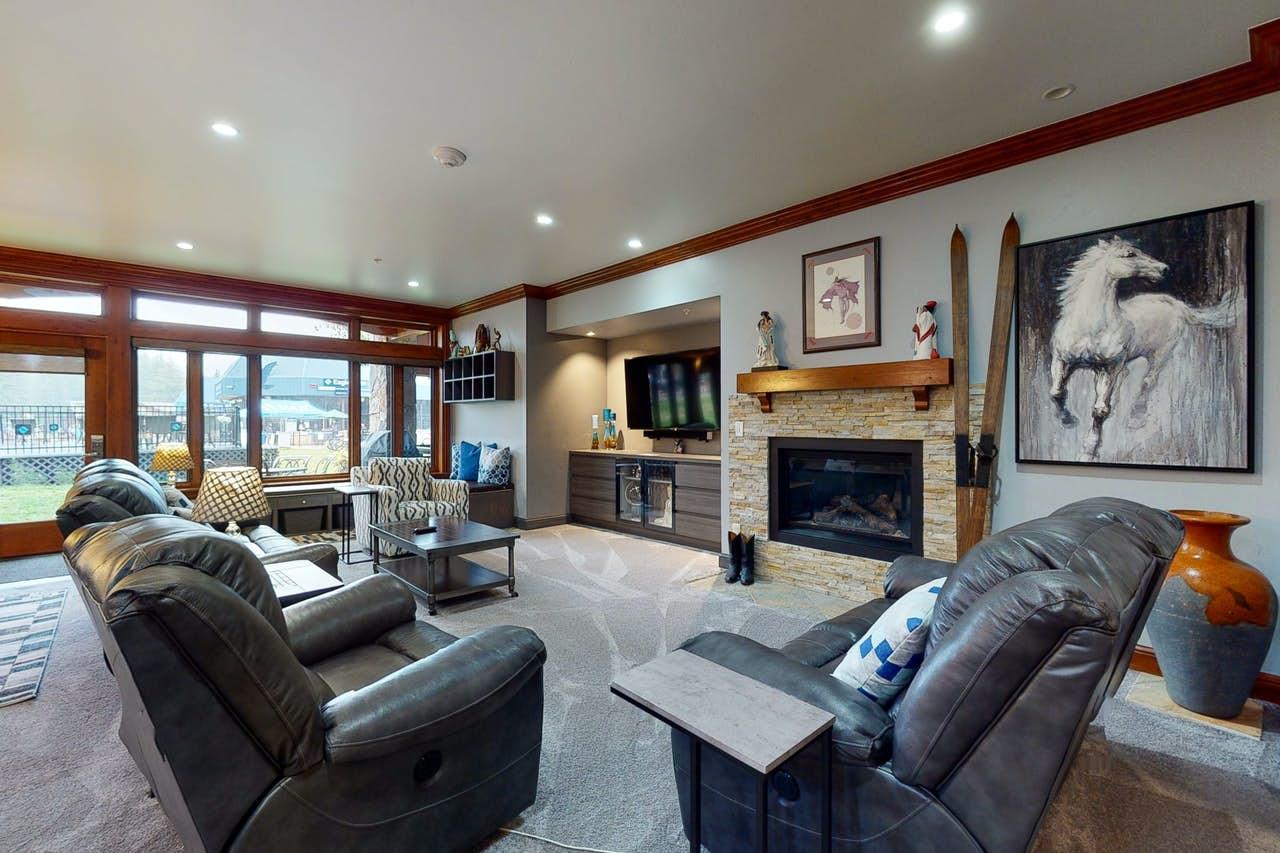 Two Bedroom Condo in Lion Square Lodge3