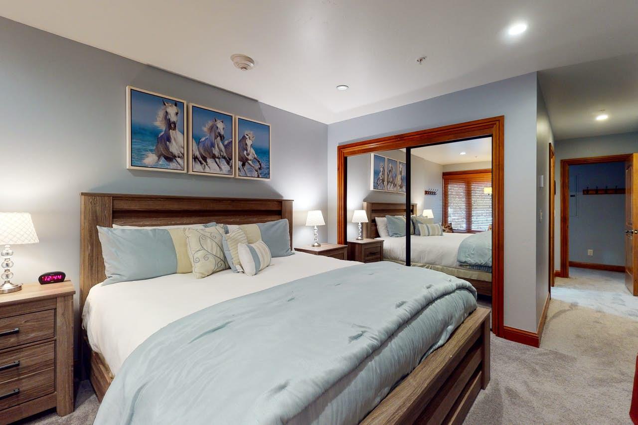 Two Bedroom Condo in Lion Square Lodge4