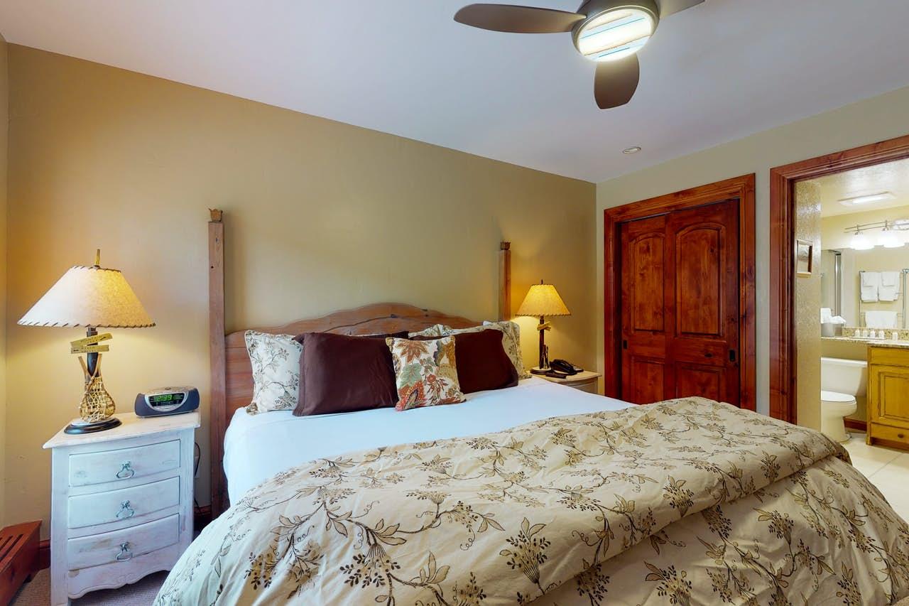 One Bedroom Condo in Lion Square Lodge2