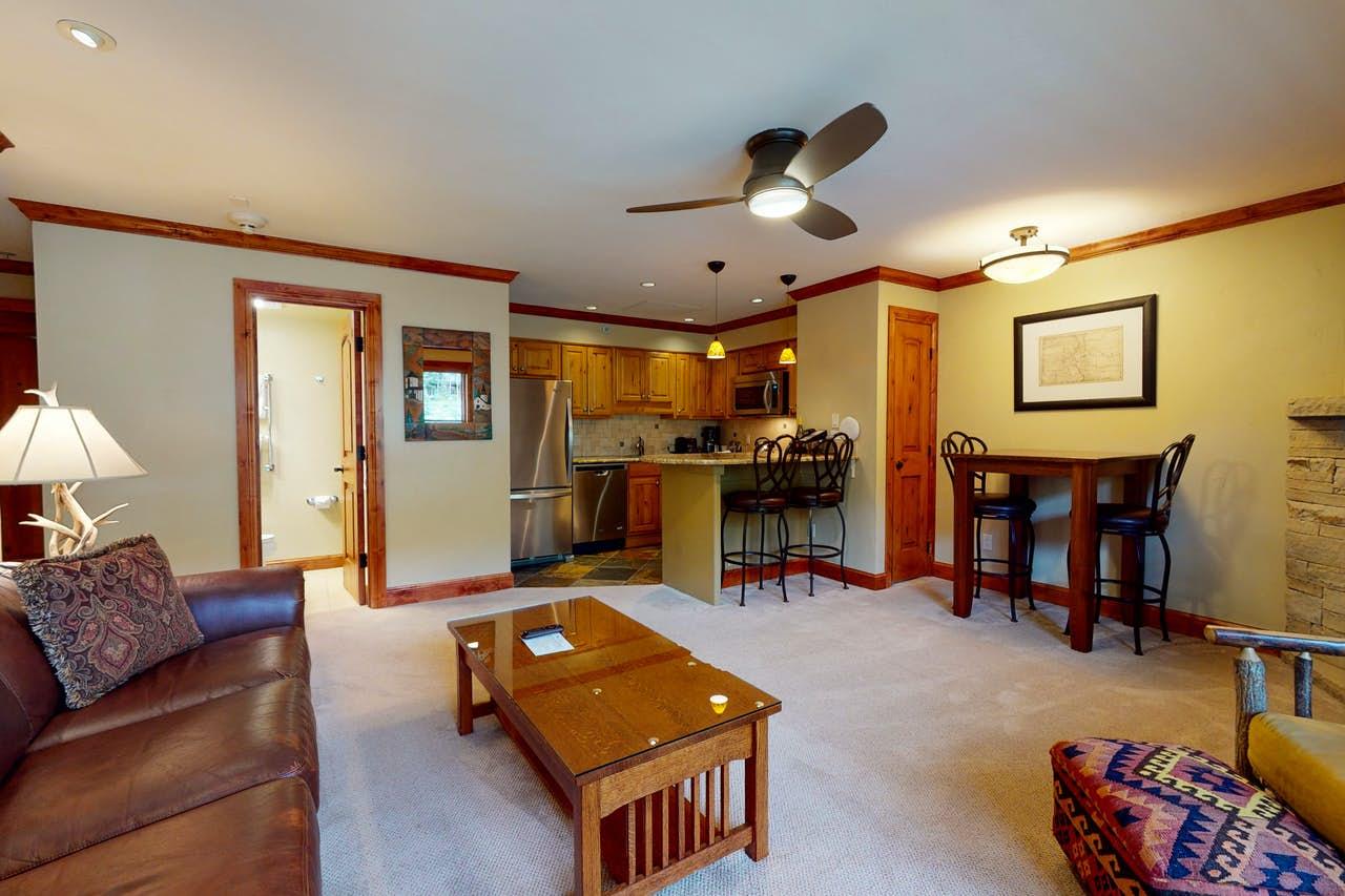 One Bedroom Condo in Lion Square Lodge6