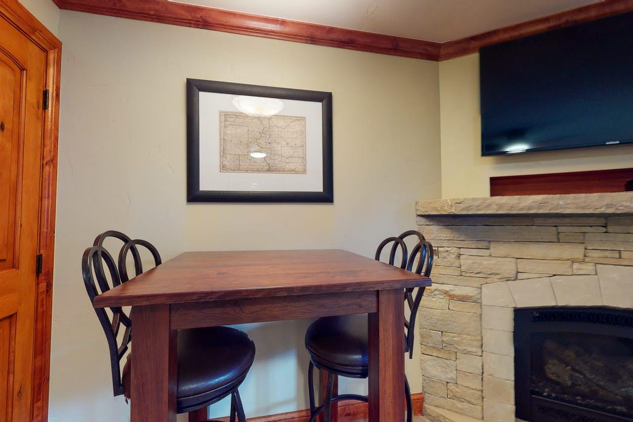 One Bedroom Condo in Lion Square Lodge3