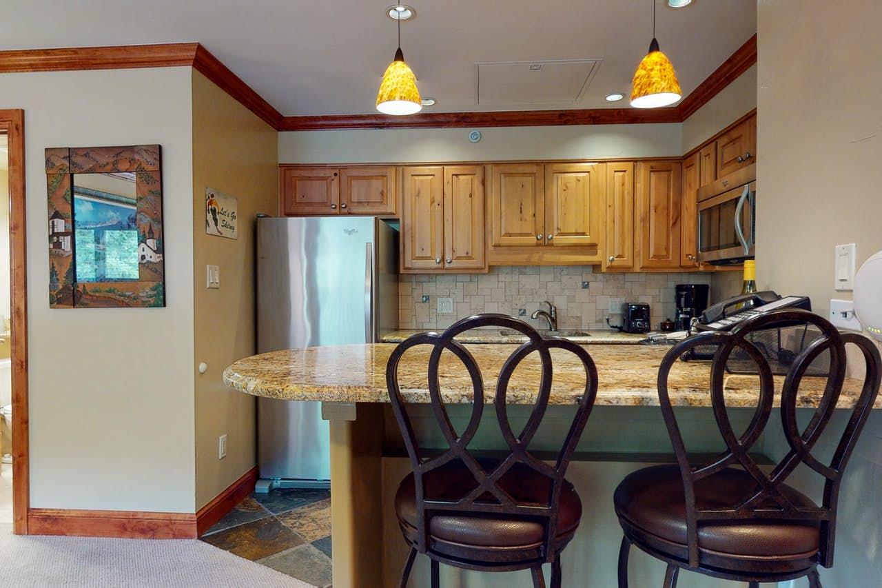 One Bedroom Condo in Lion Square Lodge4