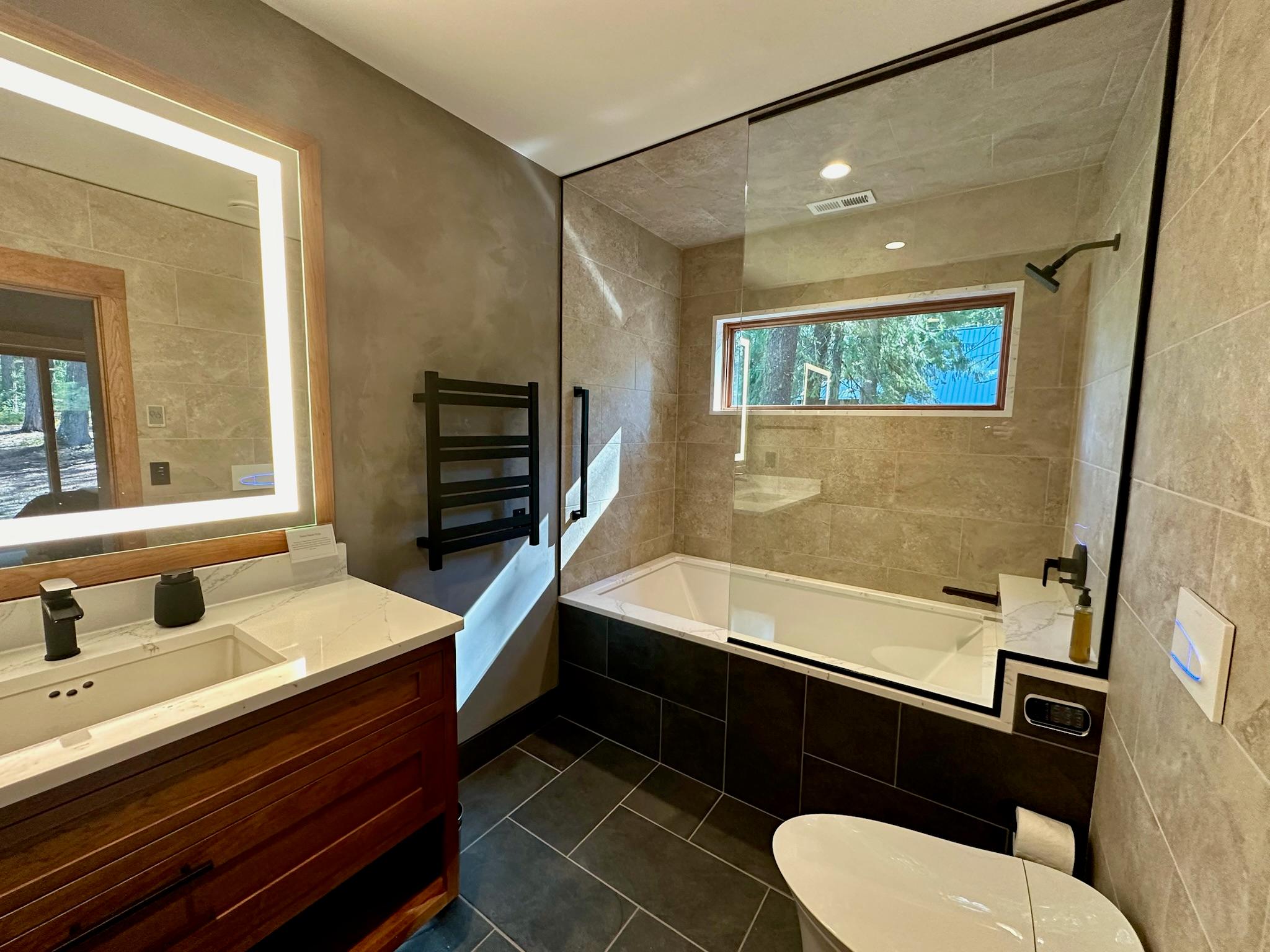 Luxe Mazama Home w/ Sauna & Hot Tub6