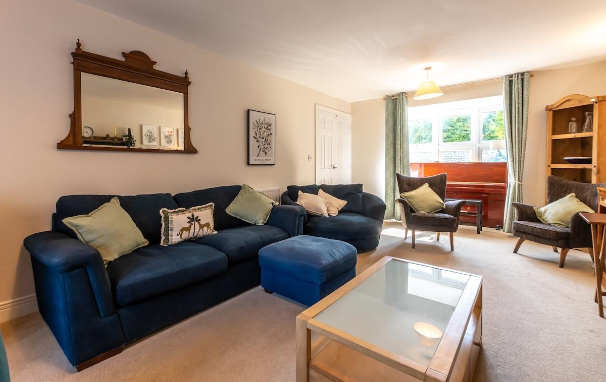 Modern 4 Bed Home | Parking | Near Basingstoke2