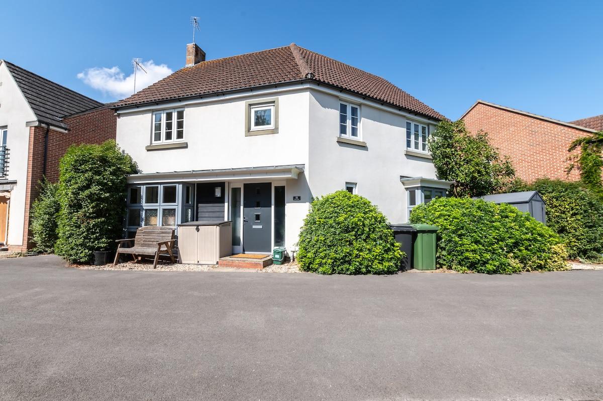 Modern 4 Bed Home | Parking | Near Basingstoke1