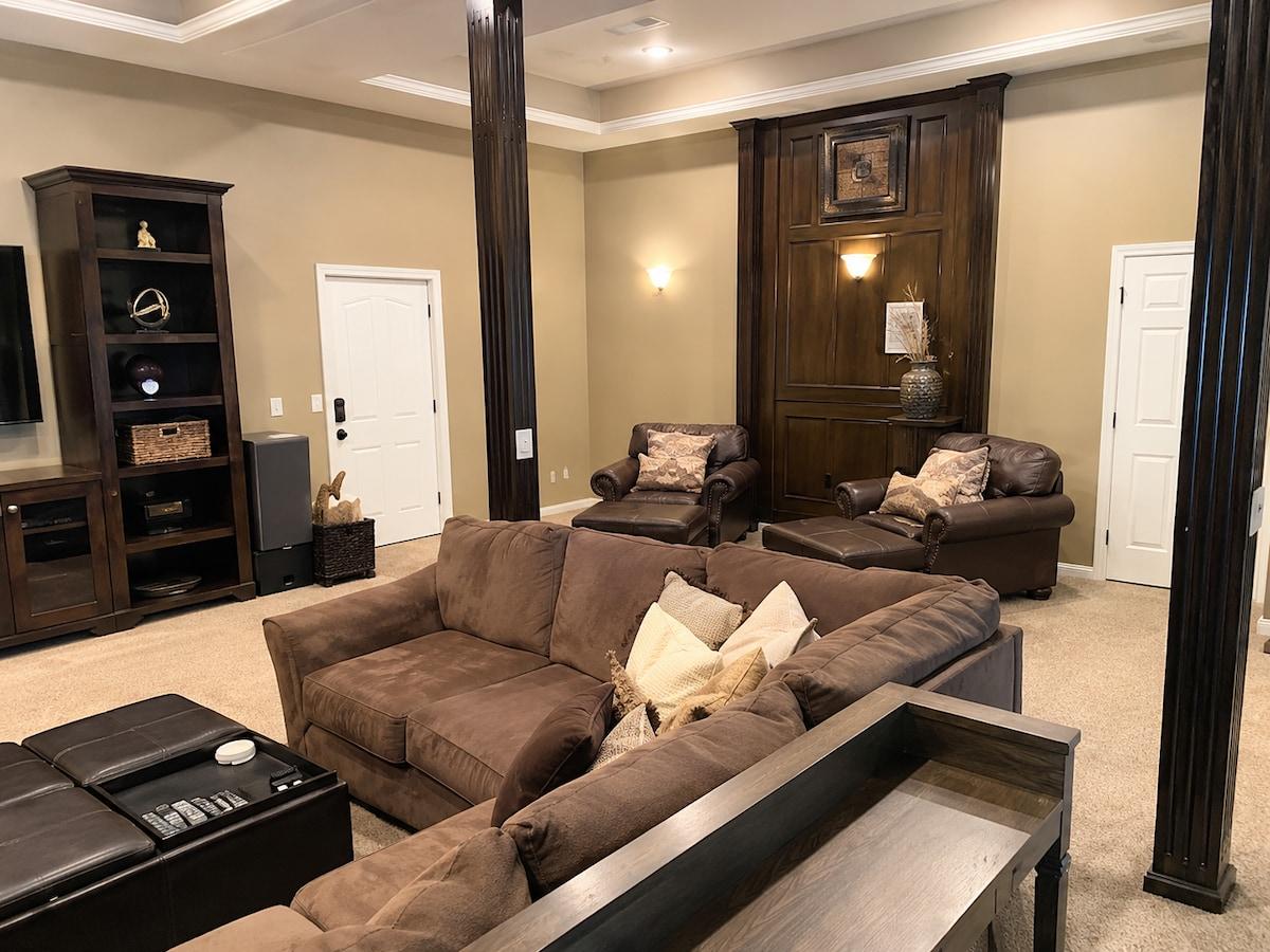 Apartment Suite|Pool Table |Sleeps 6 Comfortably5