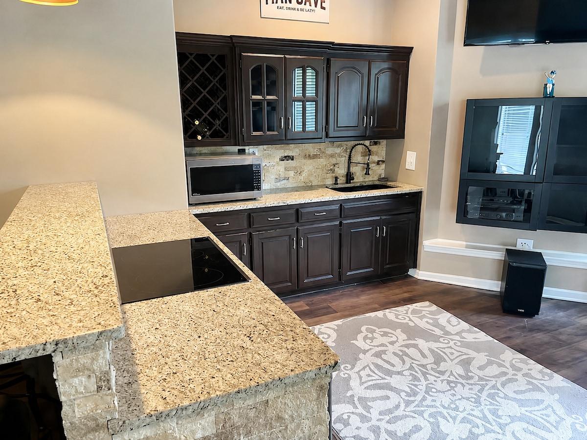Apartment Suite|Pool Table |Sleeps 6 Comfortably6