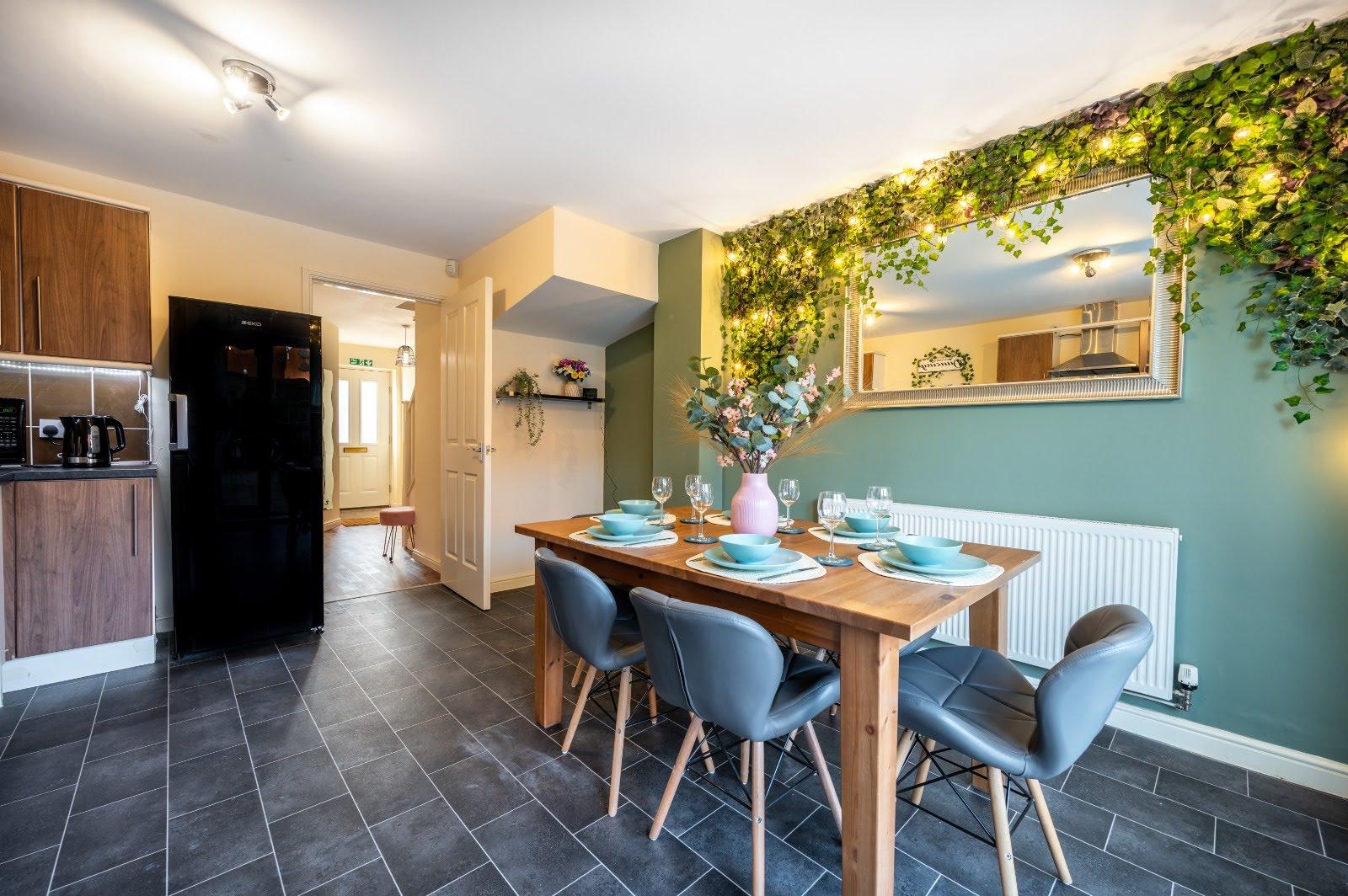 4BR House with Parking4