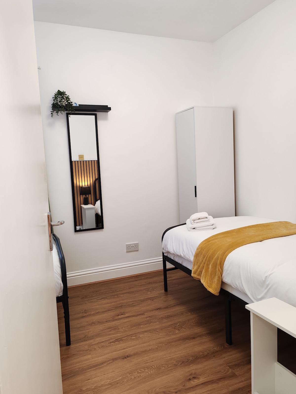 Pet Friendly 2-Bed Flat | Free Parking | Central6