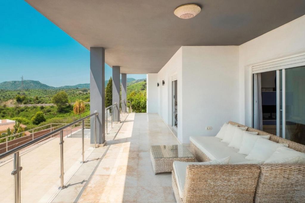 Exclusive Malaga Villa with Sea Views and Rooftop6