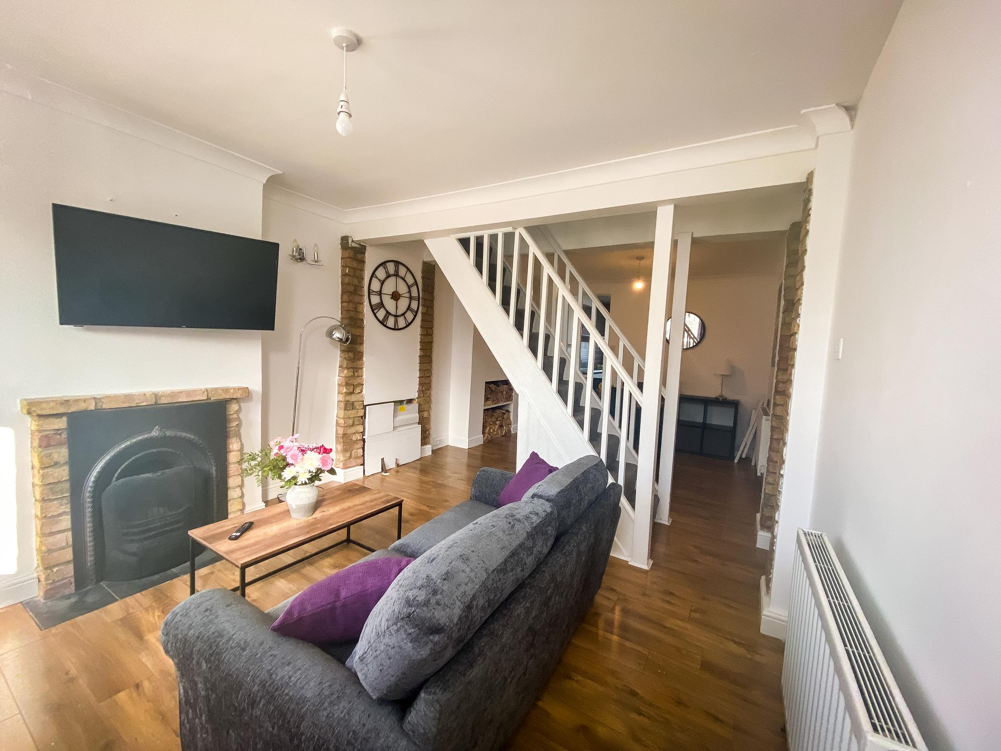 Contractor Friendly Tranquil Retreat: 2-BR Terrace House near A2 | On Site Stays Gravesend2