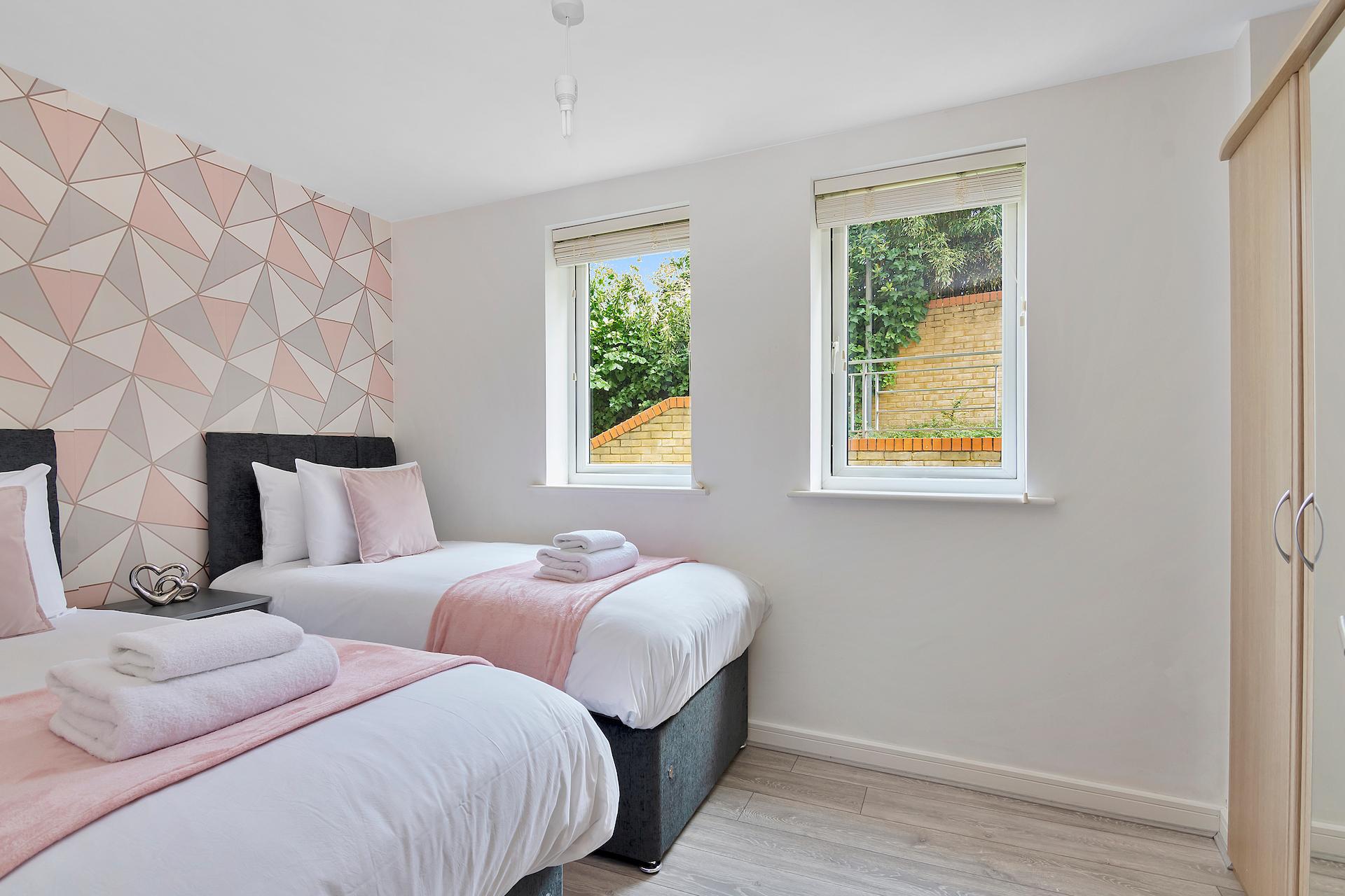 Contemporary 2-Bed Apt with En Suite, Free Parking & a Balcony | On Site Stays Greenhithe6