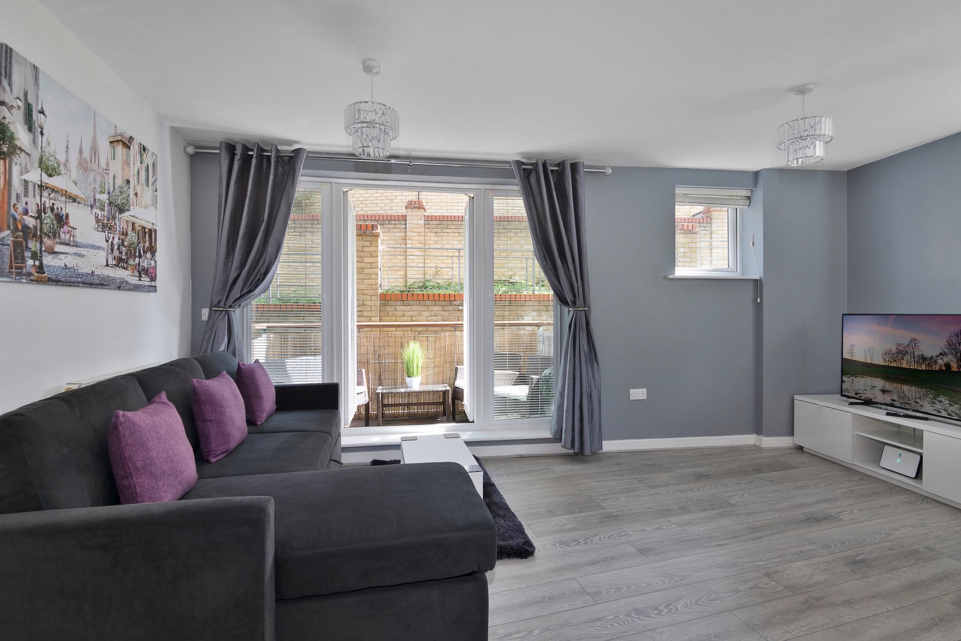 Contemporary 2-Bed Apt with En Suite, Free Parking & a Balcony | On Site Stays Greenhithe2