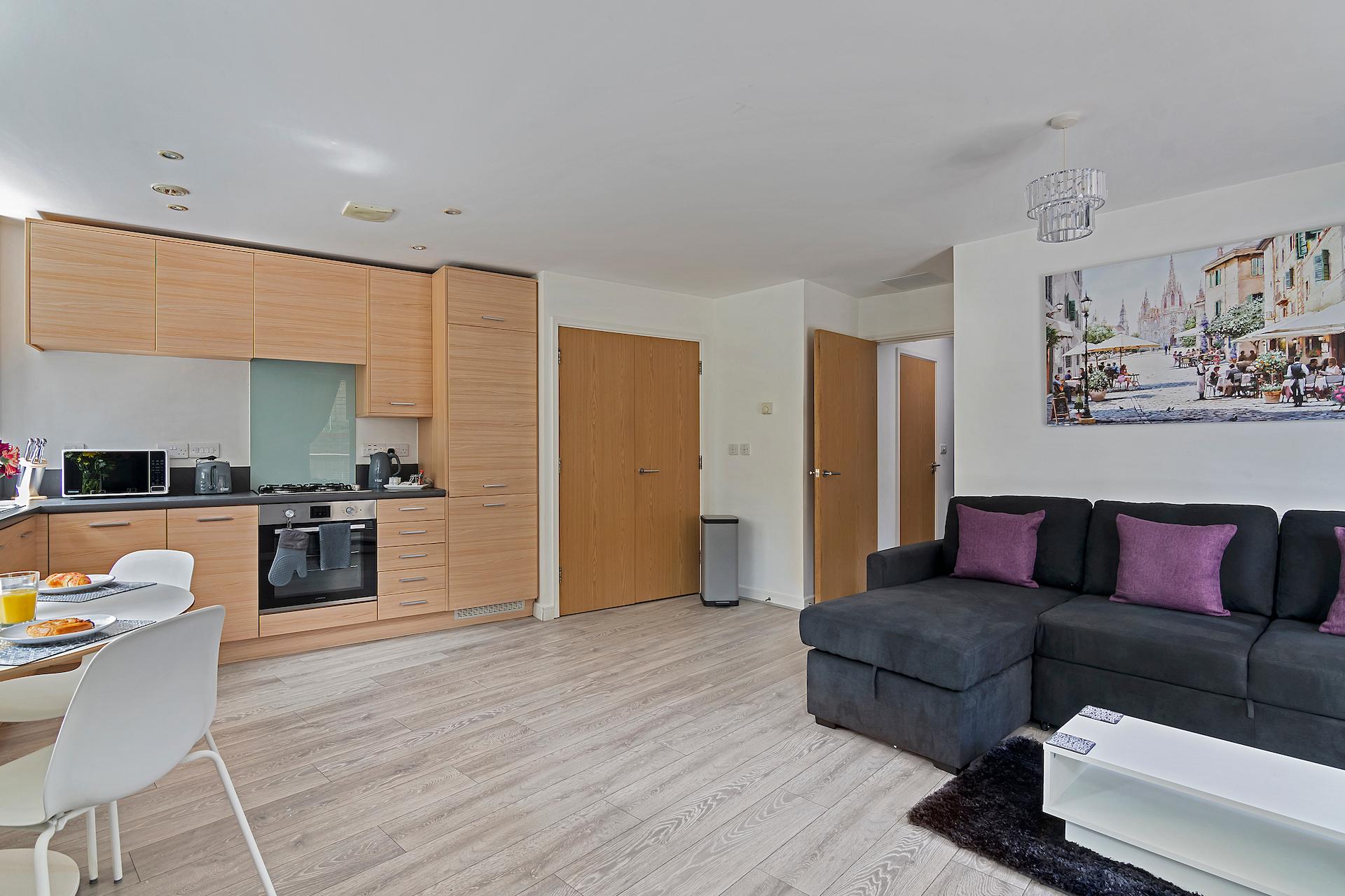 Contemporary 2-Bed Apt with En Suite, Free Parking & a Balcony | On Site Stays Greenhithe3