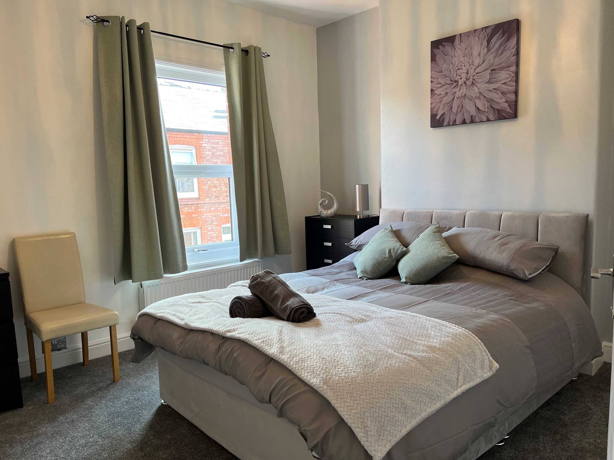 Amazing Spaces Relocations Ltd - Spacious 2-Bedroom House In Stockton Heath With Free WiFi By Amazing Spaces Relocations Ltd.