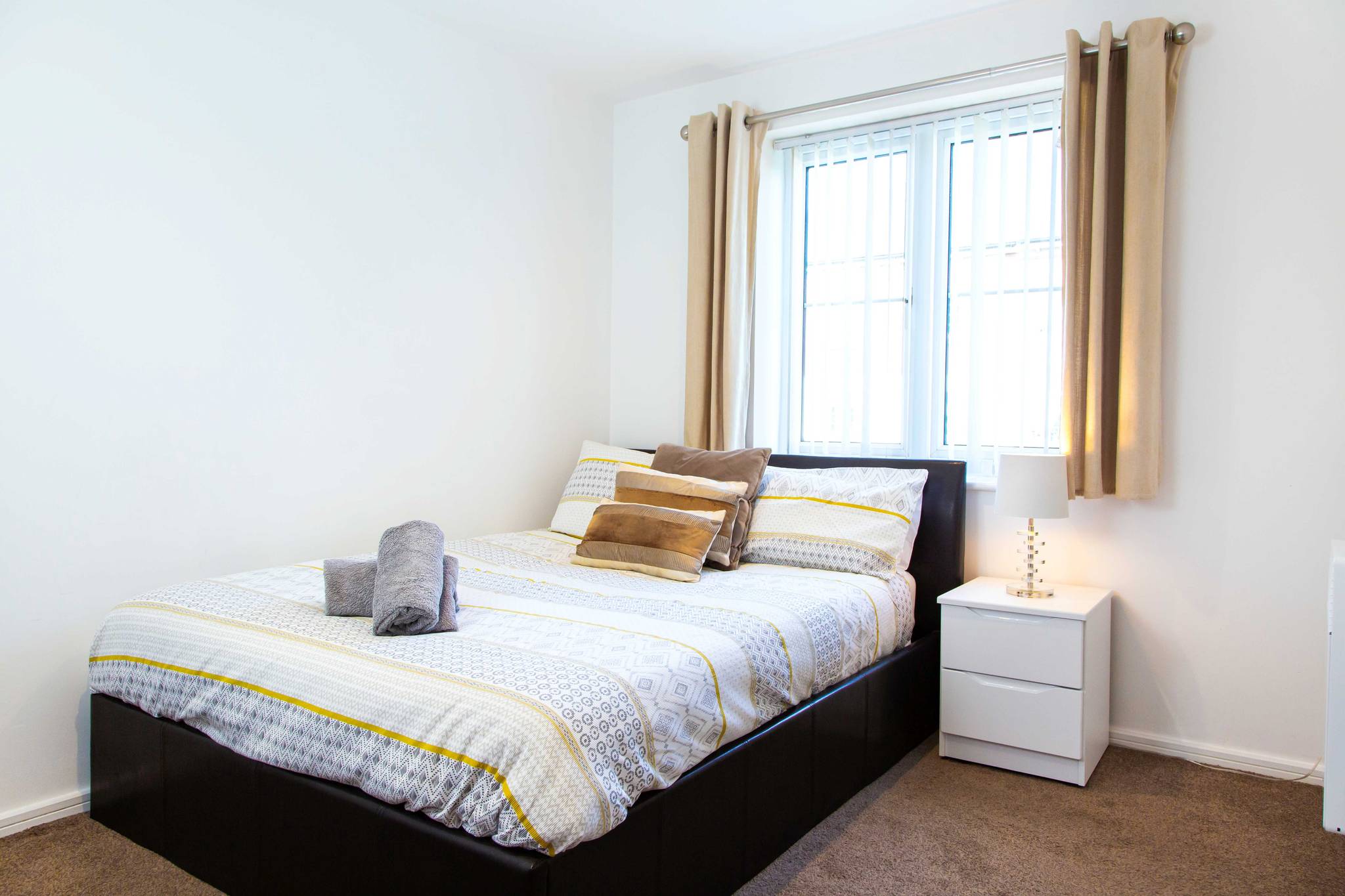 Amazing Spaces Relocations Ltd - Executive 2 Bed Apartment with free parking