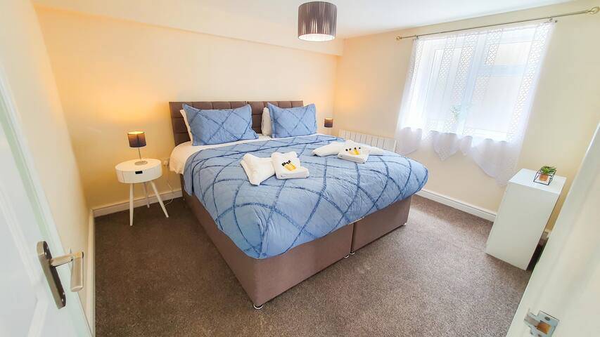 Golden Valley Serviced Apartments - Blue Orchid 1 Bedroom Flat in Stroud