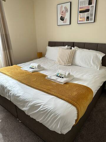 Golden Valley Serviced Apartments - Yellow sunflowers 2 Bedroom Flat