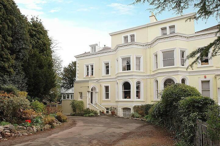 Clifton Spacious 3 Bed Apt&Parking-Simply Check In2