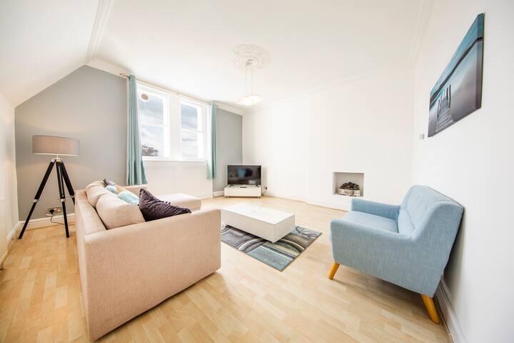 Clifton Spacious 3 Bed Apt&Parking-Simply Check In3