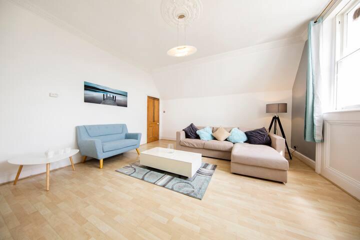Clifton Spacious 3 Bed Apt&Parking-Simply Check In5