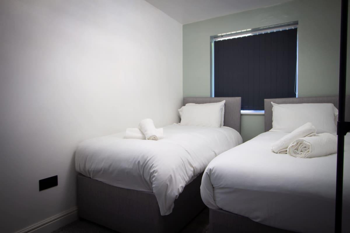 Stylish 2BR Flat in Tyldesley with Parking & Sleep3