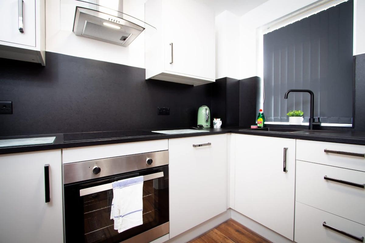 Stylish 2BR Flat in Tyldesley with Parking & Sleep4