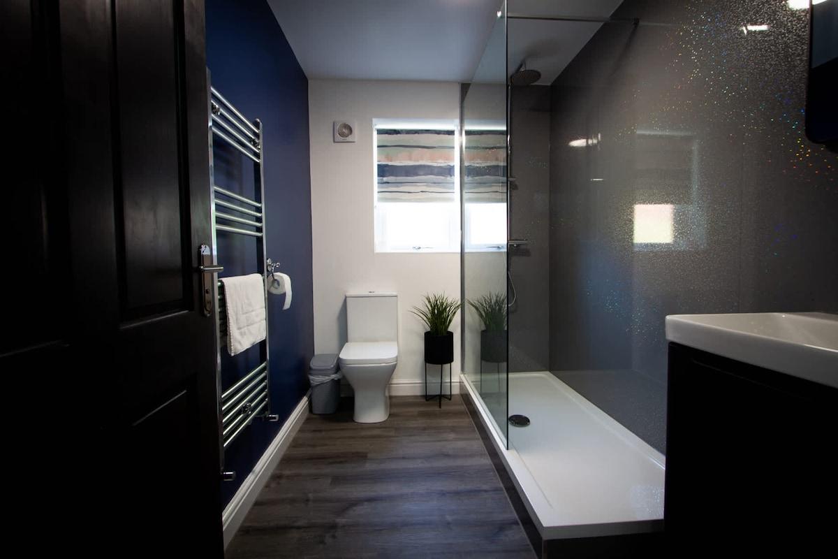 Stylish 2BR Flat in Tyldesley with Parking & Sleep5
