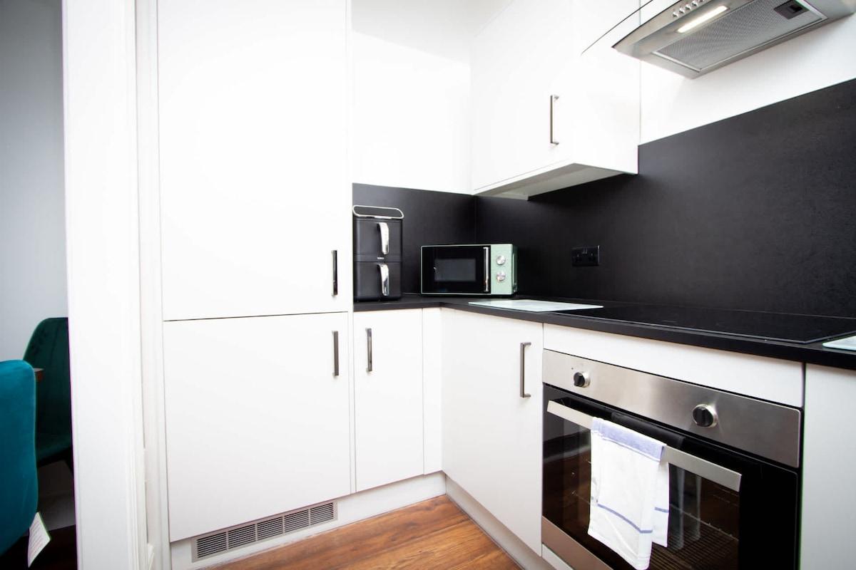 Stylish 2BR Flat in Tyldesley with Parking & Sleep6