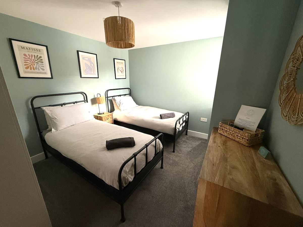 Large 2BR 2BA Apt + Free Evening Parking3