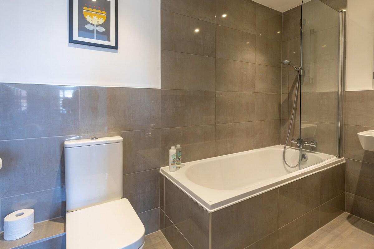Large 2BR 2BA Apt + Free Evening Parking4