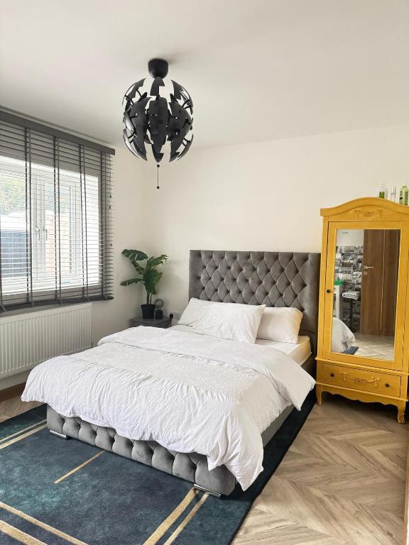 Ground-floor room in Erith with garden view1