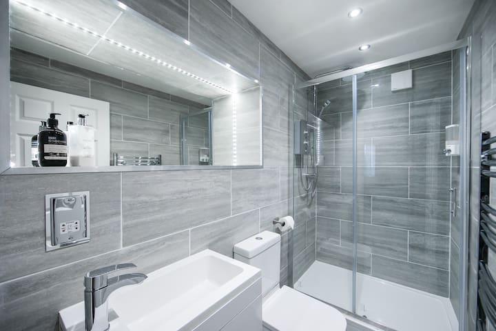 Very Central - Ground floor 2 bedroom apartment.2